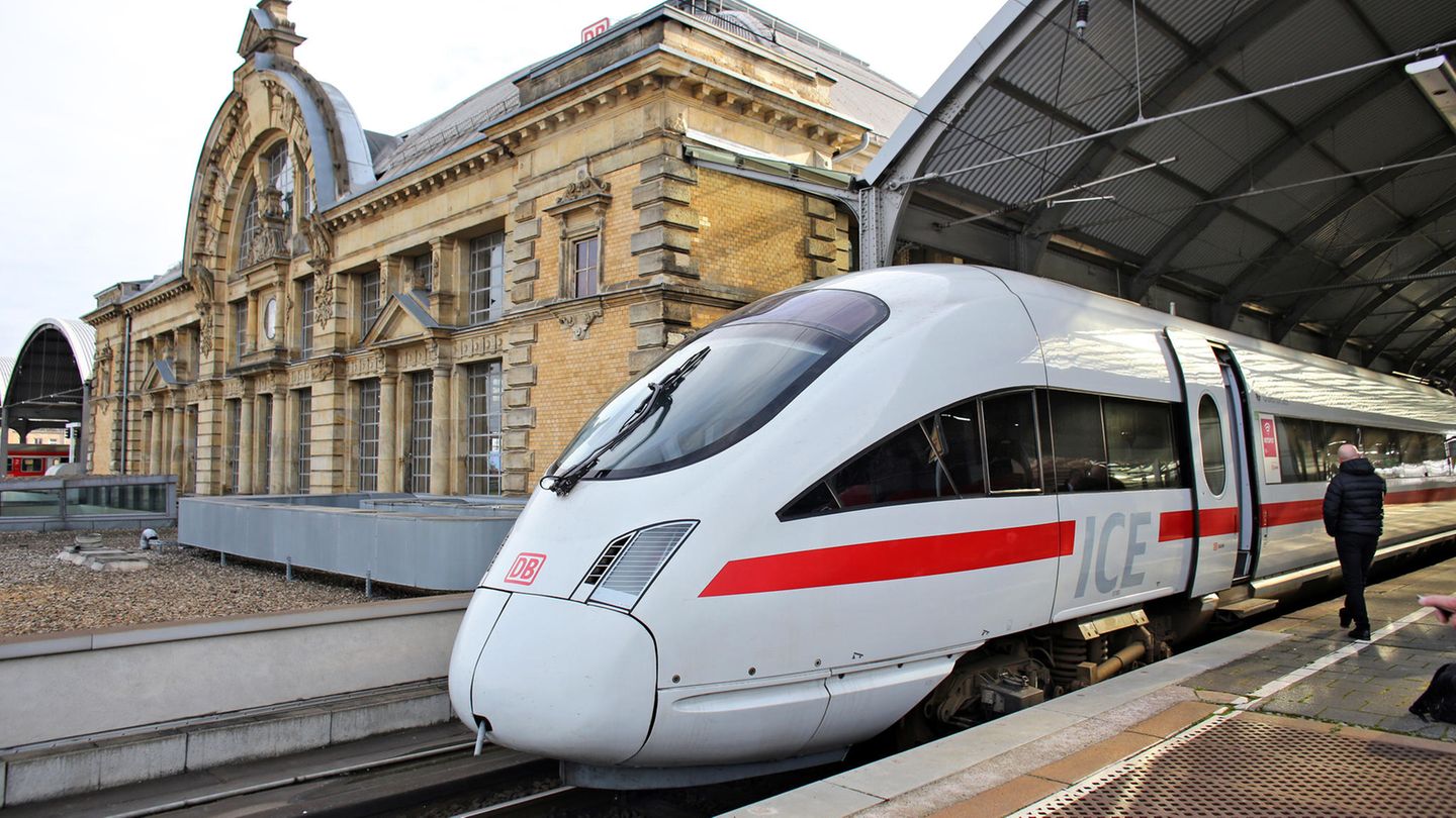 Ein ICE der Deutschen Bahn verlässt den Hauptbahnhof in Halle/Saale