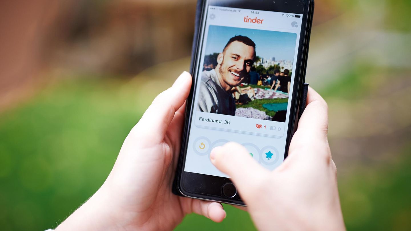 Die Dating-App "Tinder" auf einem iPhone Display