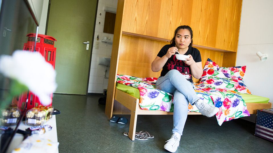Altenpfleger aus Asien: Fremdes Zuhause: Irene Brady lebt im Schwesternwohnheim, direkt an der Klinik Fremdes Zuhause: Irene Brady lebt im Schwesternwohnheim, direkt an der Klinik