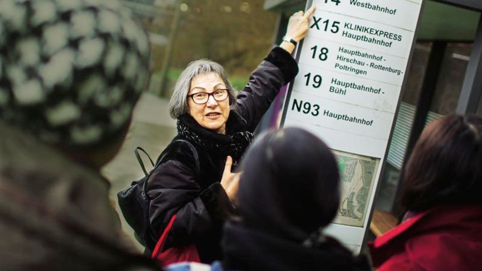 Altenpfleger aus Asien: Integrationshilfe: Sibylle Jerger zeigt die Klinik. "Ich pflege Pflegende", sagt sie Integrationshilfe: Sibylle Jerger zeigt die Klinik. "Ich pflege Pflegende", sagt sie