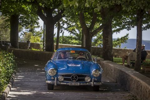 Adrian Gattiker und sein Mercedes 300 SL bayrisch-blau