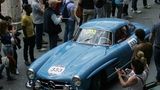 Adrian Gattiker und sein Mercedes 300 SL bayrisch-blau