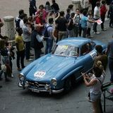 Adrian Gattiker und sein Mercedes 300 SL bayrisch-blau