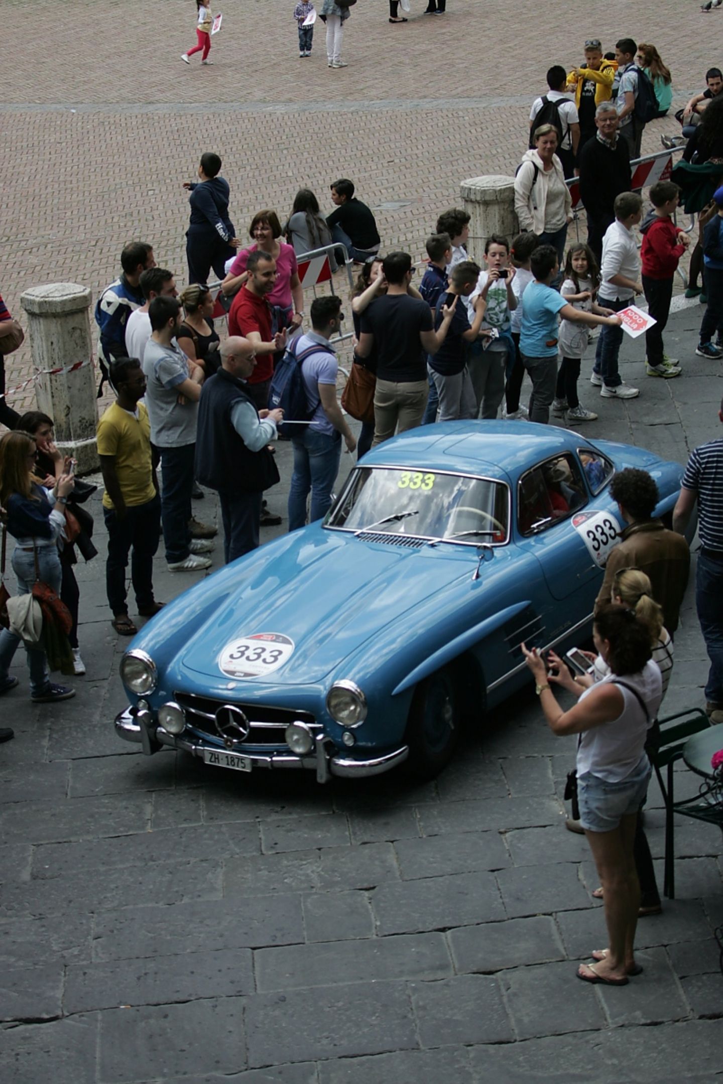 Adrian Gattiker und sein Mercedes 300 SL bayrisch-blau