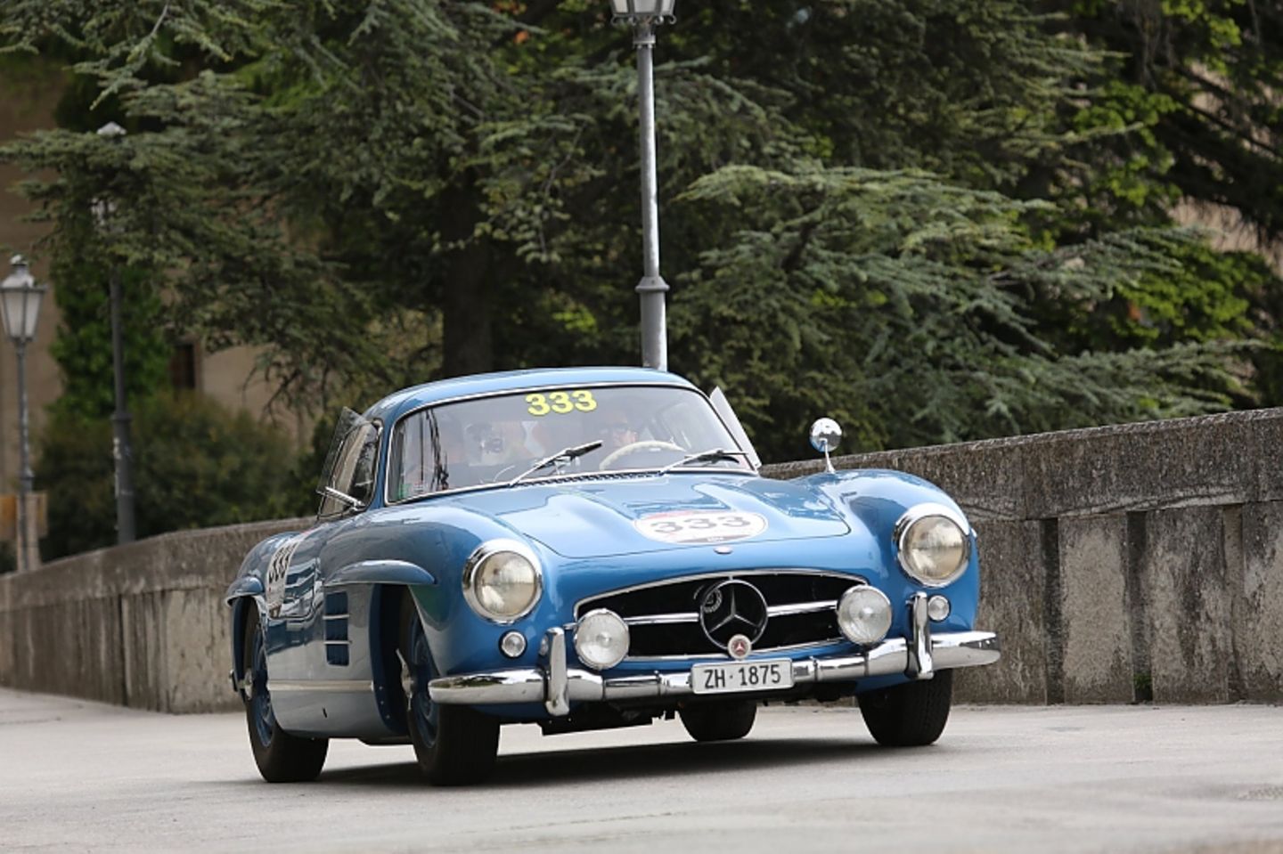 Adrian Gattiker und sein Mercedes 300 SL bayrisch-blau