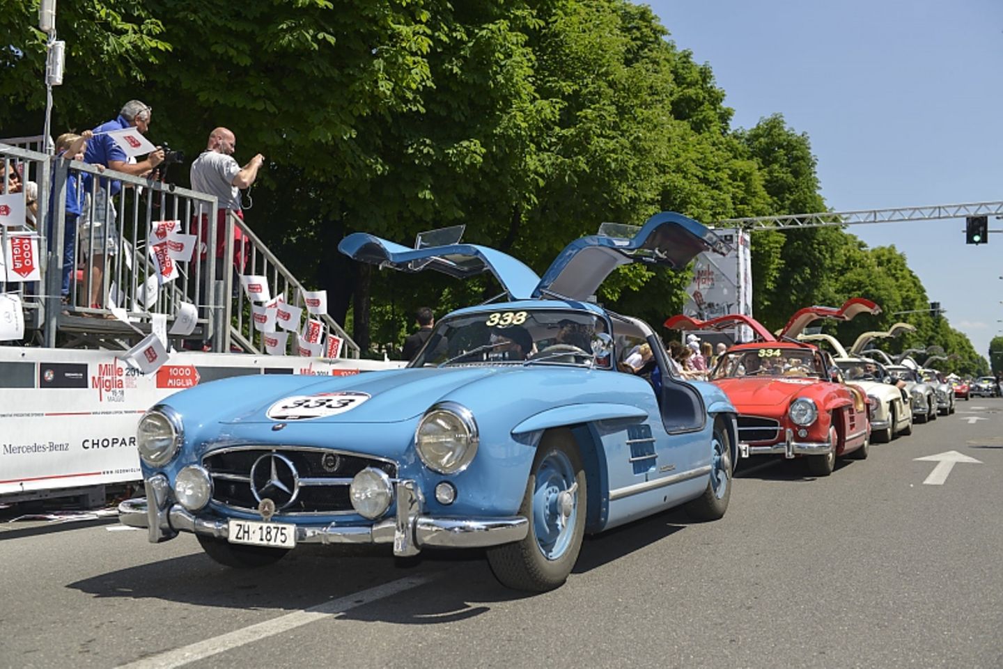 Adrian Gattiker und sein Mercedes 300 SL bayrisch-blau