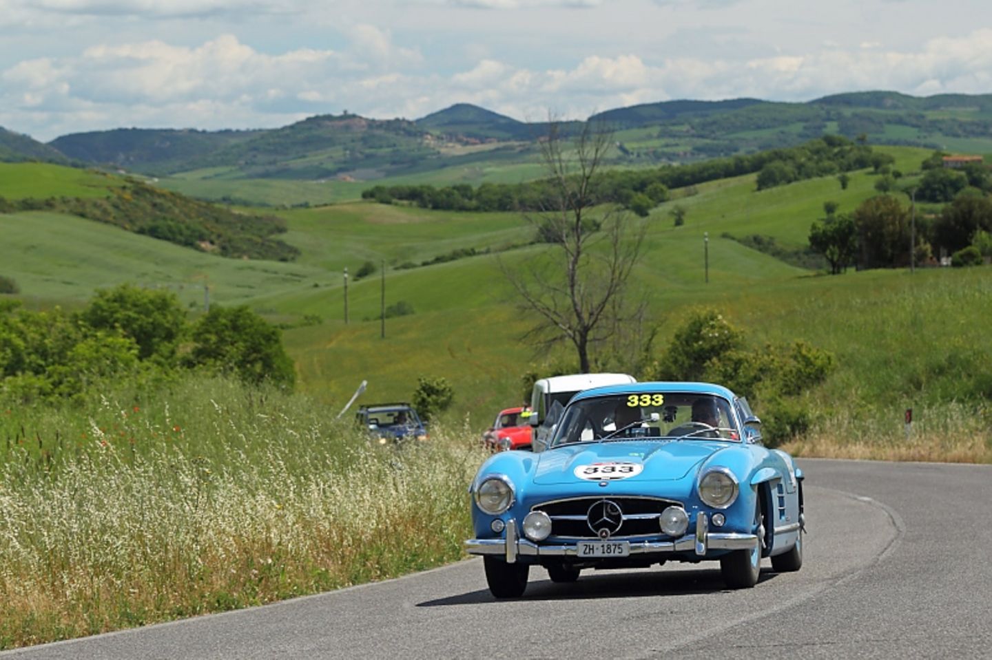 Adrian Gattiker und sein Mercedes 300 SL bayrisch-blau