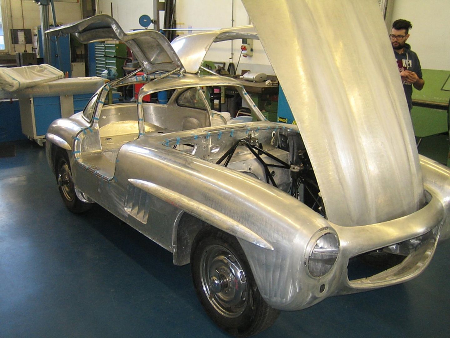 Adrian Gattiker und sein Mercedes 300 SL bayrisch-blau