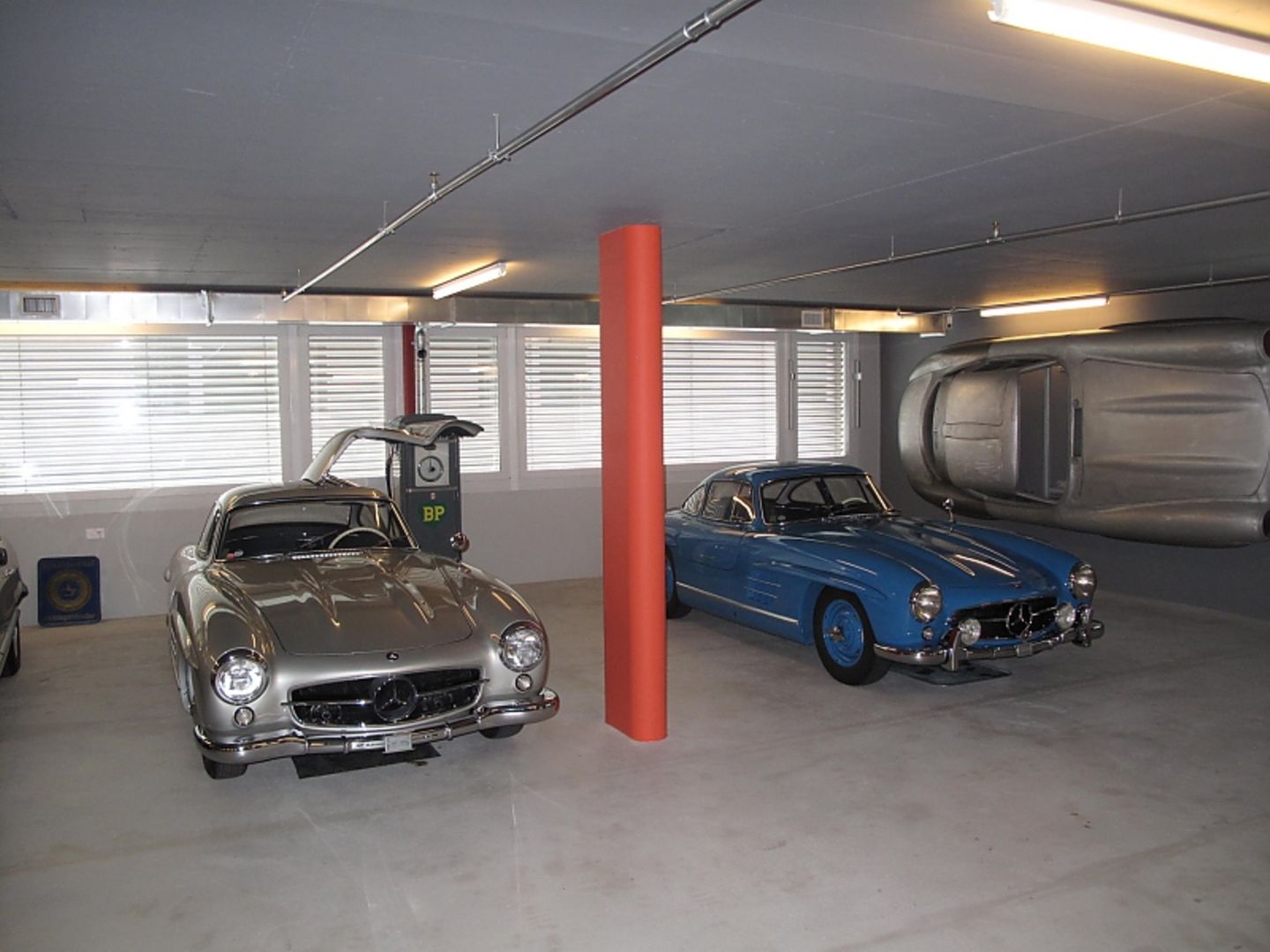 Adrian Gattiker und sein Mercedes 300 SL bayrisch-blau