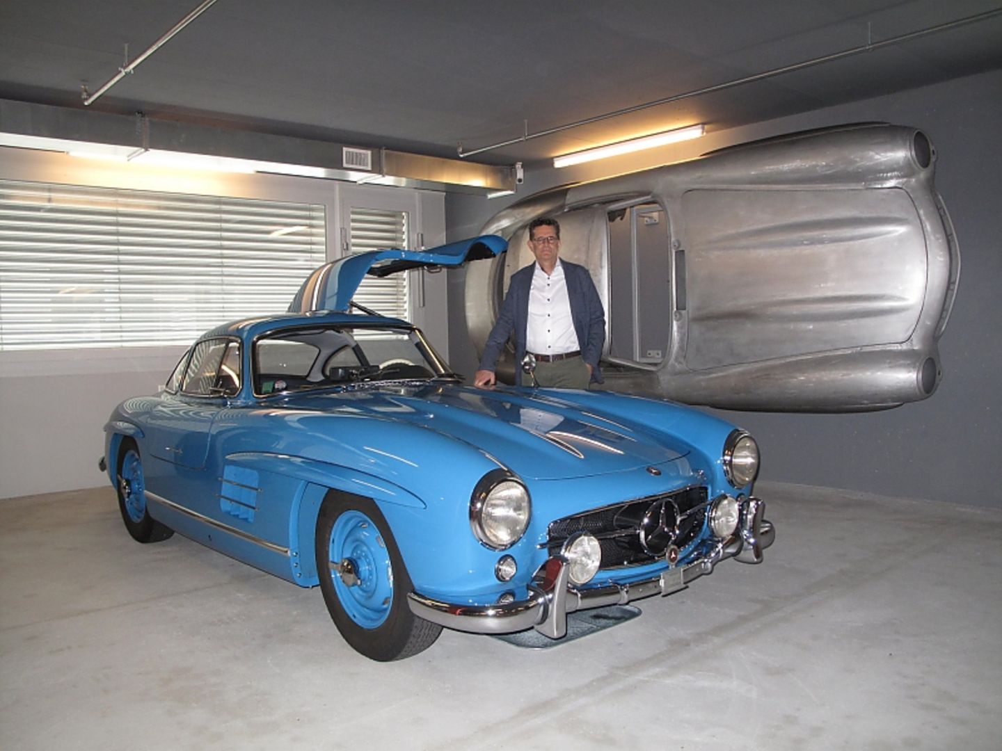 Adrian Gattiker und sein Mercedes 300 SL bayrisch-blau