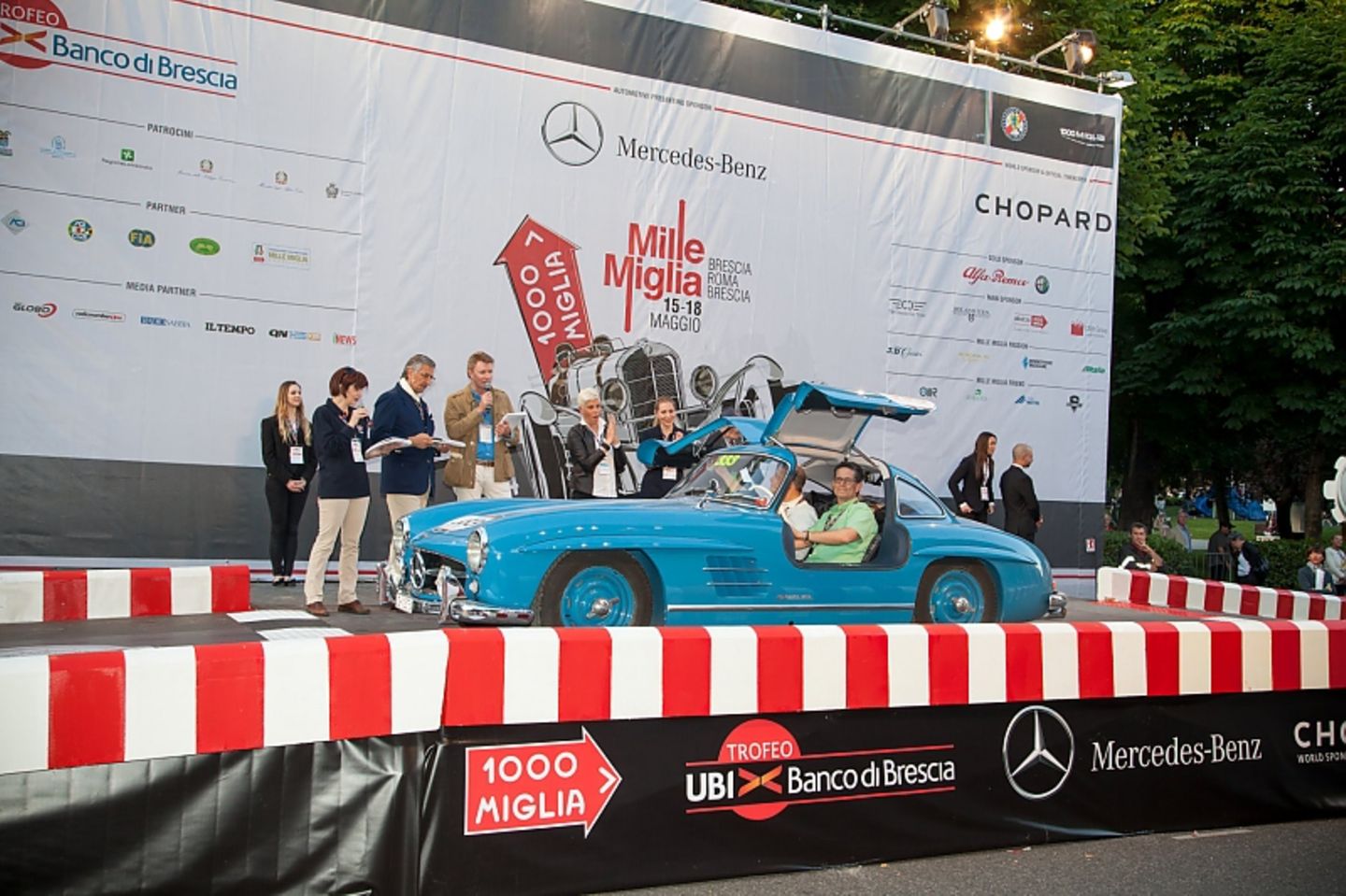 Adrian Gattiker und sein Mercedes 300 SL bayrisch-blau