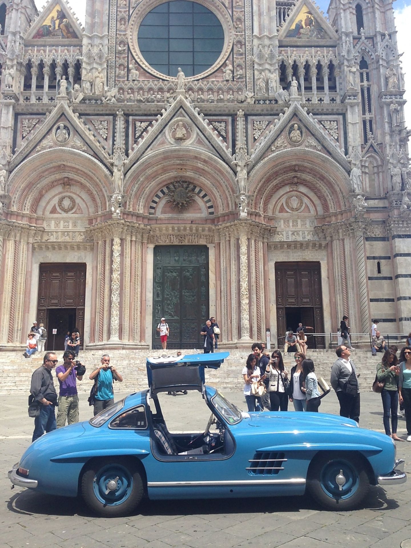 Adrian Gattiker und sein Mercedes 300 SL bayrisch-blau