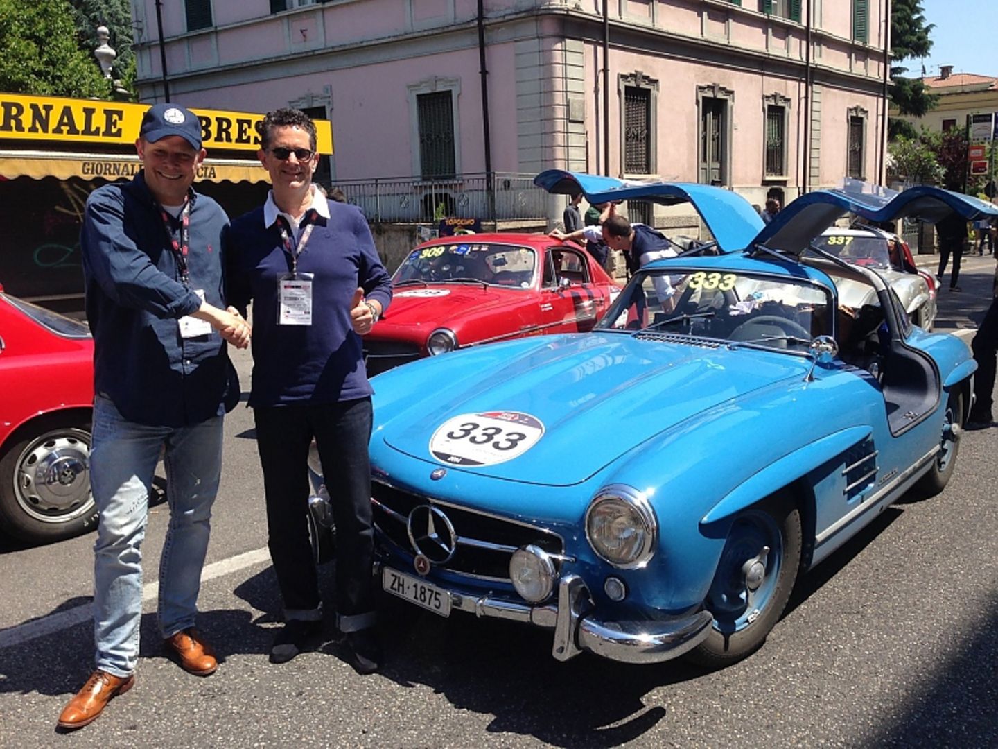 Adrian Gattiker und sein Mercedes 300 SL bayrisch-blau