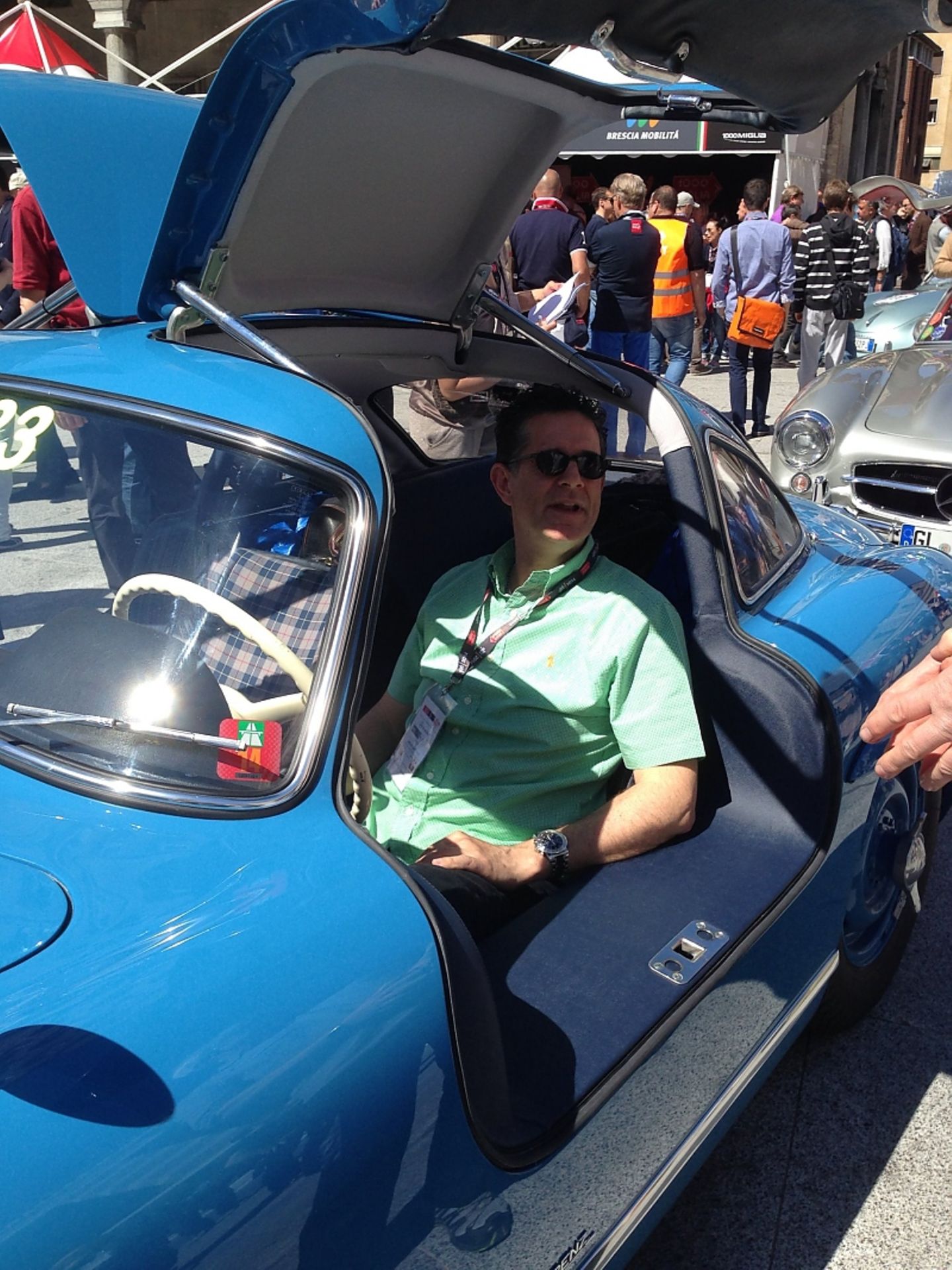 Adrian Gattiker und sein Mercedes 300 SL bayrisch-blau
