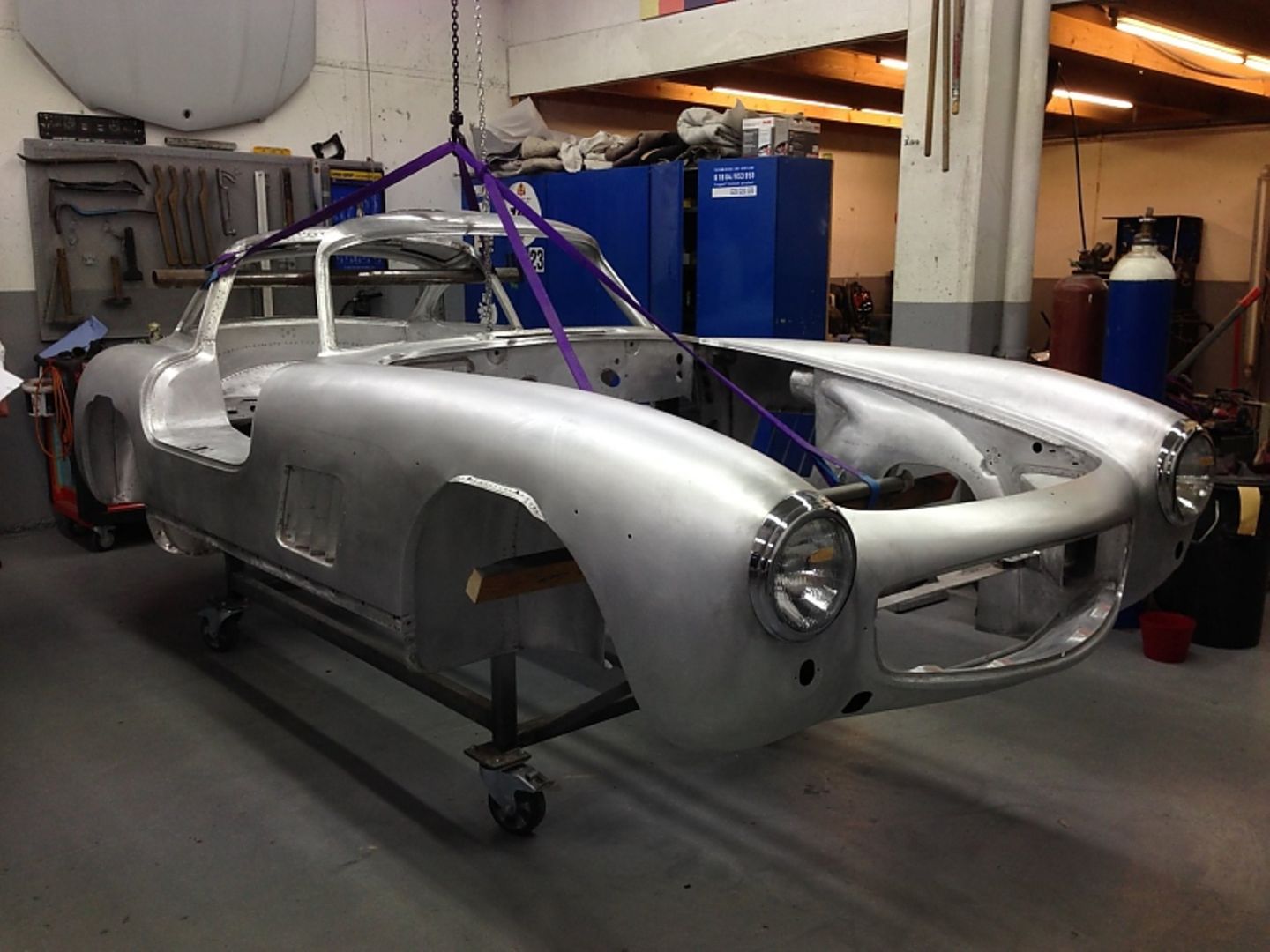 Adrian Gattiker und sein Mercedes 300 SL bayrisch-blau