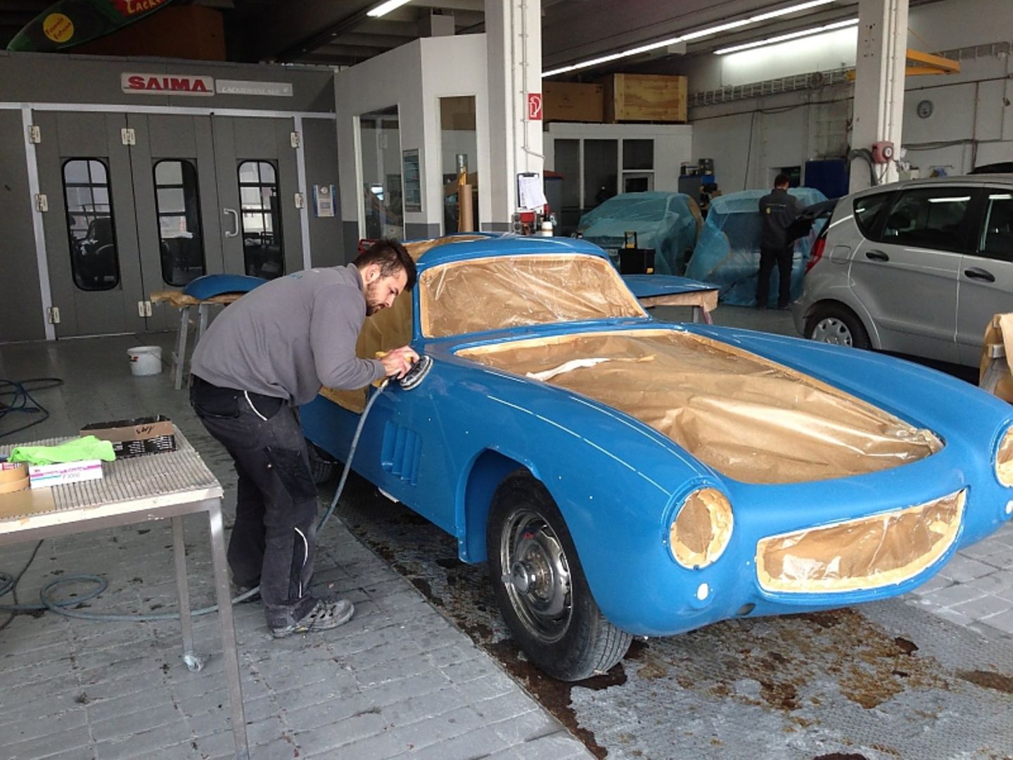Adrian Gattiker und sein Mercedes 300 SL bayrisch-blau
