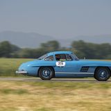Adrian Gattiker und sein Mercedes 300 SL bayrisch-blau