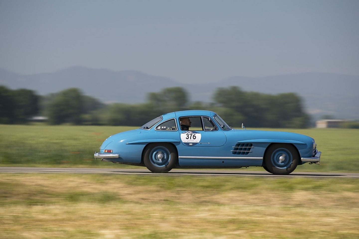 Adrian Gattiker und sein Mercedes 300 SL bayrisch-blau