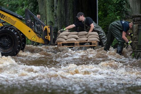 Wie hier in Holzminden kämpfen Helfer in Teilen Niedersachsens und Sachsen-Anhalts gegen die Wassermassen