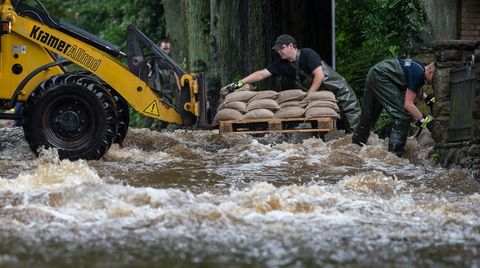 Wie hier in Holzminden kämpfen Helfer in Teilen Niedersachsens und Sachsen-Anhalts gegen die Wassermassen