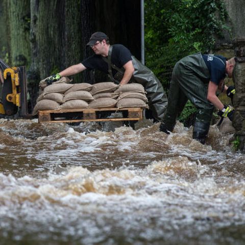 Wie hier in Holzminden kämpfen Helfer in Teilen Niedersachsens und Sachsen-Anhalts gegen die Wassermassen