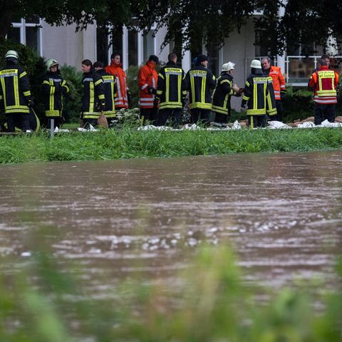 Regen ebbt ab, doch der Pegel der Innersten in Hildesheim steigt wieder an - Feuerwehrleute stabilisieren den Sandsäcke-Damm