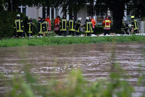 Regen ebbt ab, doch der Pegel der Innersten in Hildesheim steigt wieder an - Feuerwehrleute stabilisieren den Sandsäcke-Damm