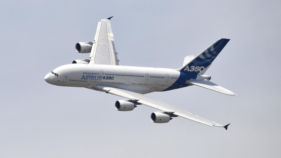Ein Airbus A380 fliegt in der Luft