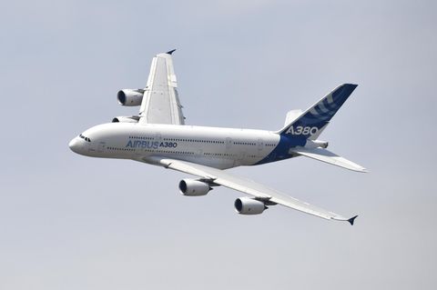 Ein Airbus A380 fliegt in der Luft