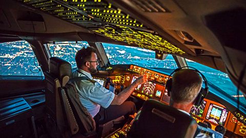 Pilot im Cockpit