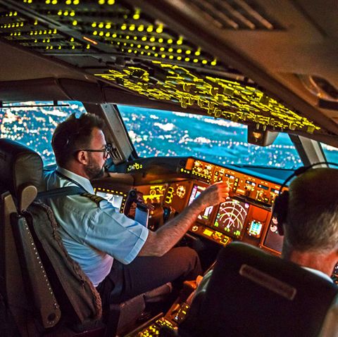 Pilot im Cockpit
