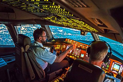 Pilot im Cockpit