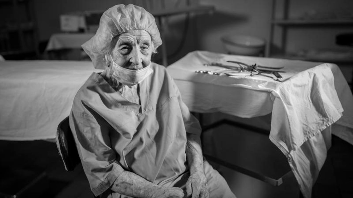 Alla Ljowuschkina: 90-jährige Chirurgin operiert immer noch