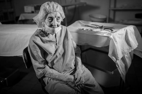 Alla Ljowuschkina: 90-jährige Chirurgin operiert immer noch