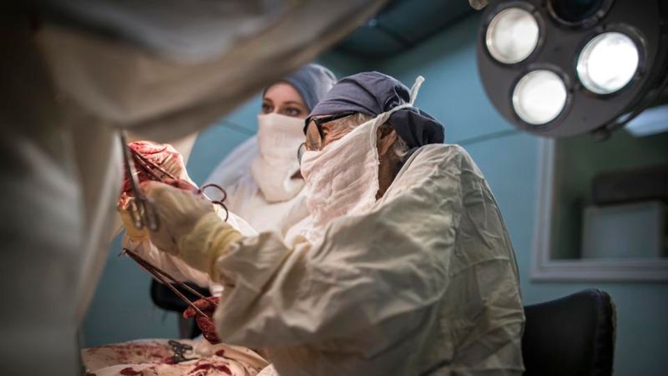 Chirurgin Alla Ljowuschkina: Ihre Kollegen könnten ihre Enkel sein. Ljowuschkinas Gehalt: 500 Euro im Monat Ihre Kollegen könnten ihre Enkel sein. Ljowuschkinas Gehalt: 500 Euro im Monat