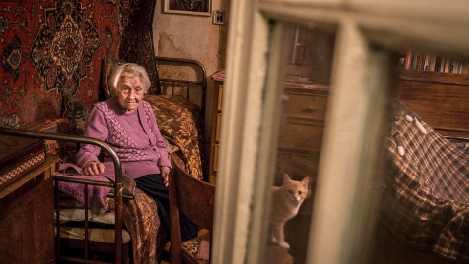 In ihrer Einzimmerwohnung lebt die Ärztin mit acht Katzen und vielen Erinnerungen