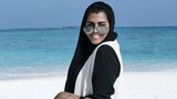 Die 25-Jährige Taim Alfalasi ist ist in Dubai geboren und aufgewachsen. Mit 2,3 Millionen Instagram-Followern, fast einer halben Million auf Youtube und einer eigenen Radioshow zählt AlFalasi laut Arabian Business zu den "100 Most Powerful Arabs Under 40". Hervor sticht sie einerseits durch ihren Stil und ihr Auftreten, andererseits durch ihren offenen Umgang mit den Hürden, die sie als junge Frau in der arabischen Medienwelt überwinden musste