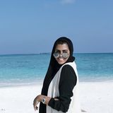 Die 25-Jährige Taim Alfalasi ist ist in Dubai geboren und aufgewachsen. Mit 2,3 Millionen Instagram-Followern, fast einer halben Million auf Youtube und einer eigenen Radioshow zählt AlFalasi laut Arabian Business zu den "100 Most Powerful Arabs Under 40". Hervor sticht sie einerseits durch ihren Stil und ihr Auftreten, andererseits durch ihren offenen Umgang mit den Hürden, die sie als junge Frau in der arabischen Medienwelt überwinden musste