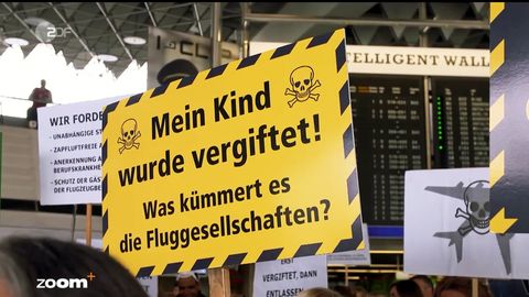 Die ZDF-Sendung "Zoom" ging der Frage nach: Wie gefährlich ist die Kabinenluft wirklich? Foto von einer Demonstration am Frankfurter Flughafen von Betroffenen.