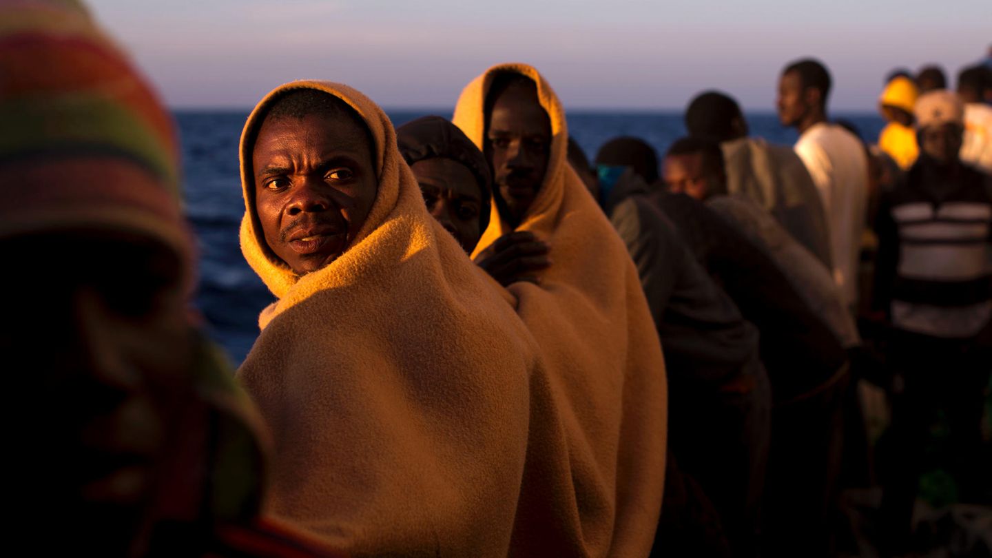 Flüchtlinge bei der Überfahrt von Libyen nach Europa