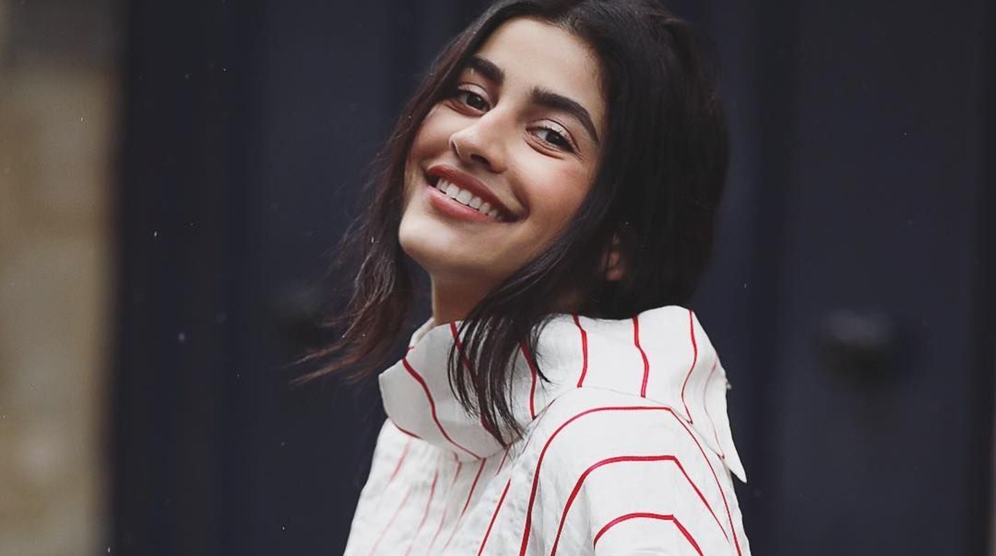 Trendsetter: Mit ihrem Blog Desert Mannequin spricht Anum Bashir auch über die Modebranche hinaus Menschen an, wie schon der Untertitel ihrer Webseite: "Clothes are best served with a side of intellect" betont. Das mag gar nicht sonderlich außergewöhnlich klingen, ist im Angesicht von vorherrschender Blogredundanz jedoch ziemlich erfrischend. Die Kunst- und Modeberaterin aus Katar ist weltweit bekannt, wird sowohl als Sprecherin zu internationalen Kongressen geladen, als auch in Publikationen wie der Vogue oder der arabischen Harper's Bazaar gefeatured. Auch das ZEITmagazin hatte Bashir bereits im Interview. Sie inspiriert jedoch nicht nur mit ihrem ausgeprägten Gespür für Stil und Design. Sie schafft es, gegen das im Westen noch immer vorherrschende Bild der "unterdrückten arabischen Frau" vorzugehen, ohne dabei explizit politisch zu werden Mit ihrem Blog Desert Mannequin spricht Anum Bashir auch über die Modebranche hinaus Menschen an, wie schon der Untertitel ihrer Webseite: "Clothes are best served with a side of intellect" betont. Das mag gar nicht sonderlich außergewöhnlich klingen, ist im Angesicht von vorherrschender Blogredundanz jedoch ziemlich erfrischend. Die Kunst- und Modeberaterin aus Katar ist weltweit bekannt, wird sowohl als Sprecherin zu internationalen Kongressen geladen, als auch in Publikationen wie der Vogue oder der arabischen Harper's Bazaar gefeatured. Auch das ZEITmagazin hatte Bashir bereits im Interview. Sie inspiriert jedoch nicht nur mit ihrem ausgeprägten Gespür für Stil und Design. Sie schafft es, gegen das im Westen noch immer vorherrschende Bild der "unterdrückten arabischen Frau" vorzugehen, ohne dabei explizit politisch zu werden