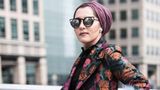 Dina Tokio ist der Inbegriff einer self-made Millennialfrau: Stilikone, erfolgreiche Youtuberin und Instagrammerin, Vertreterin des Modest Fashion Movements, Mutter und Ehefrau. In ihren Bildern wirkt sie unheimlich sympathisch und ihre Outfits sind so universell großartig, dass man sie eigentlich direkt als persönliche Stylistin engagieren möchte. Vorrang hat hier allerdings keine Geringere als die eigene Oma
