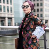 Dina Tokio ist der Inbegriff einer self-made Millennialfrau: Stilikone, erfolgreiche Youtuberin und Instagrammerin, Vertreterin des Modest Fashion Movements, Mutter und Ehefrau. In ihren Bildern wirkt sie unheimlich sympathisch und ihre Outfits sind so universell großartig, dass man sie eigentlich direkt als persönliche Stylistin engagieren möchte. Vorrang hat hier allerdings keine Geringere als die eigene Oma