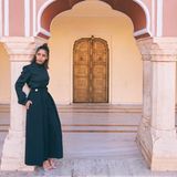 Die gebürtige Emirati Nadya Hasan ist Modedesignerin und Bloggerin. Auf The Fierce Diaries gibt sie Beauty-, Reise- und Lifestyletipps zum Besten und hält ihre Fans auf dem Laufenden, wenn es darum geht, sie auf ihren internationalen Reisen zu begleiten.    Für ihre erste Schuhkollektion, die 2015 auf den Markt kam, ließ sich die 26-Jährige von den 1920ern inspirieren. "Die Frauen dieser Ära sahen wundervoll aus", erklärt sie im Interview mit der Vogue. "Ihr Stil war eine Mischung aus feminin und maskulin. Und auch die Modeindustrie hat damals eine große Veränderung erlebt: Die Rocklänge wurde angehoben, Frauen legten plötzlich Wert auf ansehnliches Schuhwerk."