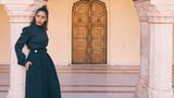 Die gebürtige Emirati Nadya Hasan ist Modedesignerin und Bloggerin. Auf The Fierce Diaries gibt sie Beauty-, Reise- und Lifestyletipps zum Besten und hält ihre Fans auf dem Laufenden, wenn es darum geht, sie auf ihren internationalen Reisen zu begleiten.    Für ihre erste Schuhkollektion, die 2015 auf den Markt kam, ließ sich die 26-Jährige von den 1920ern inspirieren. "Die Frauen dieser Ära sahen wundervoll aus", erklärt sie im Interview mit der Vogue. "Ihr Stil war eine Mischung aus feminin und maskulin. Und auch die Modeindustrie hat damals eine große Veränderung erlebt: Die Rocklänge wurde angehoben, Frauen legten plötzlich Wert auf ansehnliches Schuhwerk."