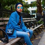 Saufeeya Goodson ist in North Carolina geboren, in Dubai aufgewachsen und lebt nun gefühlt überall gleichzeitig. Als Mitbegründerin des 2,7 Millionen Follower schweren Instagram-Accounts Hijab Fashion sorgt sie für tägliche Inspiration im Bereich Modest Fashion und ist aus der internationalen Influencerszene kaum mehr wegzudenken. Ihre Stylings reichen von supersportlich über casual bis hin zu Opernballoutfits – an Inspiration wird es ihren Followern also nicht mangeln. Auf ihrem Blog Feeeeya.com kann man sie außerdem auf Reisen oder zu Shootings, unter anderem für Vogue Arabia, Elle Arabia und Nike begleiten