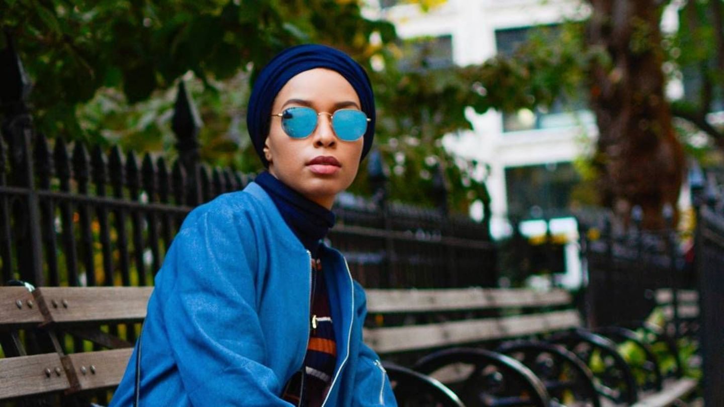 Trendsetter: Saufeeya Goodson ist in North Carolina geboren, in Dubai aufgewachsen und lebt nun gefühlt überall gleichzeitig. Als Mitbegründerin des 2,7 Millionen Follower schweren Instagram-Accounts Hijab Fashion sorgt sie für tägliche Inspiration im Bereich Modest Fashion und ist aus der internationalen Influencerszene kaum mehr wegzudenken. Ihre Stylings reichen von supersportlich über casual bis hin zu Opernballoutfits – an Inspiration wird es ihren Followern also nicht mangeln. Auf ihrem Blog Feeeeya.com kann man sie außerdem auf Reisen oder zu Shootings, unter anderem für Vogue Arabia, Elle Arabia und Nike begleiten Saufeeya Goodson ist in North Carolina geboren, in Dubai aufgewachsen und lebt nun gefühlt überall gleichzeitig. Als Mitbegründerin des 2,7 Millionen Follower schweren Instagram-Accounts Hijab Fashion sorgt sie für tägliche Inspiration im Bereich Modest Fashion und ist aus der internationalen Influencerszene kaum mehr wegzudenken. Ihre Stylings reichen von supersportlich über casual bis hin zu Opernballoutfits – an Inspiration wird es ihren Followern also nicht mangeln. Auf ihrem Blog Feeeeya.com kann man sie außerdem auf Reisen oder zu Shootings, unter anderem für Vogue Arabia, Elle Arabia und Nike begleiten