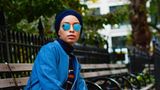 Saufeeya Goodson ist in North Carolina geboren, in Dubai aufgewachsen und lebt nun gefühlt überall gleichzeitig. Als Mitbegründerin des 2,7 Millionen Follower schweren Instagram-Accounts Hijab Fashion sorgt sie für tägliche Inspiration im Bereich Modest Fashion und ist aus der internationalen Influencerszene kaum mehr wegzudenken. Ihre Stylings reichen von supersportlich über casual bis hin zu Opernballoutfits – an Inspiration wird es ihren Followern also nicht mangeln. Auf ihrem Blog Feeeeya.com kann man sie außerdem auf Reisen oder zu Shootings, unter anderem für Vogue Arabia, Elle Arabia und Nike begleiten
