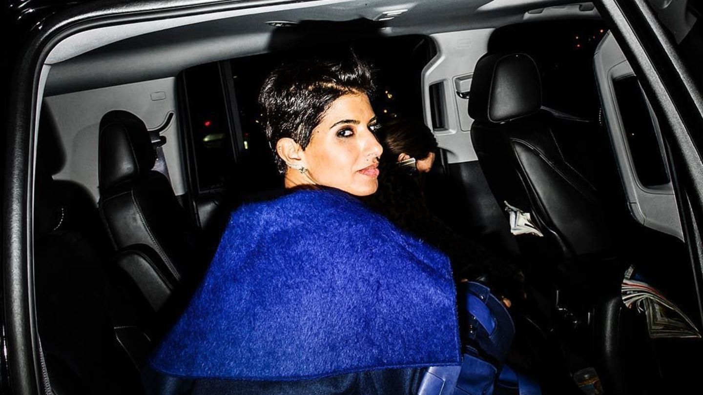 Trendsetter: Geboren in Kalifornien und aufgewachsen zwischen Mittlerem Osten und den USA, ist die mittlerweile 42-jährige Chefredakteurin Deena Aljuhani Abdulaziz der nicht einmal ein Jahr alten Vogue Arabia seit geraumer Zeit eine Stilikone – und das nicht nur im arabischsprachigen Raum. Abdulaziz verkörpert die Symbiose von Ost und West – sie kombiniert die Hochkulturen arabischer Länder mit der Lässigkeit des amerikanischen Lebensstils und einem Hauch italienischer und französischer Haute Couture Angefangen hat sie mit eigenen exklusiven Boutiquen namens D'NA in den Emiraten und im Herbst 2016 die Webseite der Vogue Arabia gelauncht. Die erste Printausgabe des jüngsten Condé Nast-Zuwachses, dessen Cover das halb-palästinensische Model Gigi Hadid zierte, erschien erst im Februar. Achso, und haben wir schon erwähnt, dass sie eine wahrhaftige Prinzessin ist? Auf Instagram nimmt die Fashionexpertin ihre Fans regelmäßig mit in die Front Rows dieser Welt und teilt zudem kurze Einblicke in ihren Alltag und ihre Reisen. Geboren in Kalifornien und aufgewachsen zwischen Mittlerem Osten und den USA, ist die mittlerweile 42-jährige Chefredakteurin Deena Aljuhani Abdulaziz der nicht einmal ein Jahr alten Vogue Arabia seit geraumer Zeit eine Stilikone – und das nicht nur im arabischsprachigen Raum. Abdulaziz verkörpert die Symbiose von Ost und West – sie kombiniert die Hochkulturen arabischer Länder mit der Lässigkeit des amerikanischen Lebensstils und einem Hauch italienischer und französischer Haute Couture Angefangen hat sie mit eigenen exklusiven Boutiquen namens D'NA in den Emiraten und im Herbst 2016 die Webseite der Vogue Arabia gelauncht. Die erste Printausgabe des jüngsten Condé Nast-Zuwachses, dessen Cover das halb-palästinensische Model Gigi Hadid zierte, erschien erst im Februar. Achso, und haben wir schon erwähnt, dass sie eine wahrhaftige Prinzessin ist? Auf Instagram nimmt die Fashionexpertin ihre Fans regelmäßig mit in die Front Rows dieser Welt und teilt zudem kurze Einblicke in ihren Alltag und ihre Reisen.