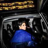 Geboren in Kalifornien und aufgewachsen zwischen Mittlerem Osten und den USA, ist die mittlerweile 42-jährige Chefredakteurin Deena Aljuhani Abdulaziz der nicht einmal ein Jahr alten Vogue Arabia seit geraumer Zeit eine Stilikone – und das nicht nur im arabischsprachigen Raum. Abdulaziz verkörpert die Symbiose von Ost und West – sie kombiniert die Hochkulturen arabischer Länder mit der Lässigkeit des amerikanischen Lebensstils und einem Hauch italienischer und französischer Haute Couture    Angefangen hat sie mit eigenen exklusiven Boutiquen namens D'NA in den Emiraten und im Herbst 2016 die Webseite der Vogue Arabia gelauncht. Die erste Printausgabe des jüngsten Condé Nast-Zuwachses, dessen Cover das halb-palästinensische Model Gigi Hadid zierte, erschien erst im Februar.    Achso, und haben wir schon erwähnt, dass sie eine wahrhaftige Prinzessin ist?    Auf Instagram nimmt die Fashionexpertin ihre Fans regelmäßig mit in die Front Rows dieser Welt und teilt zudem kurze Einblicke in ihren Alltag und ihre Reisen.